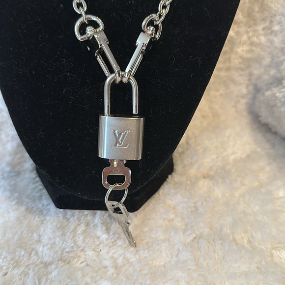 Louis Vuitton Silver Matte Lock & Keys # 315 - Picture 3 of 6